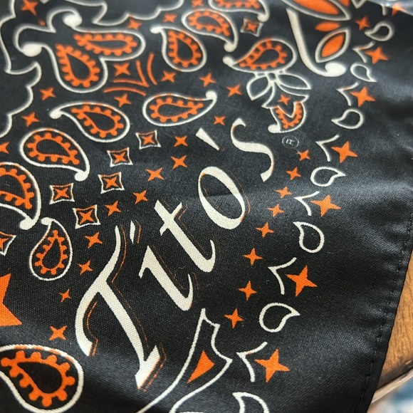 Bandana Tito’s very fun and festive - Picture 3 of 3